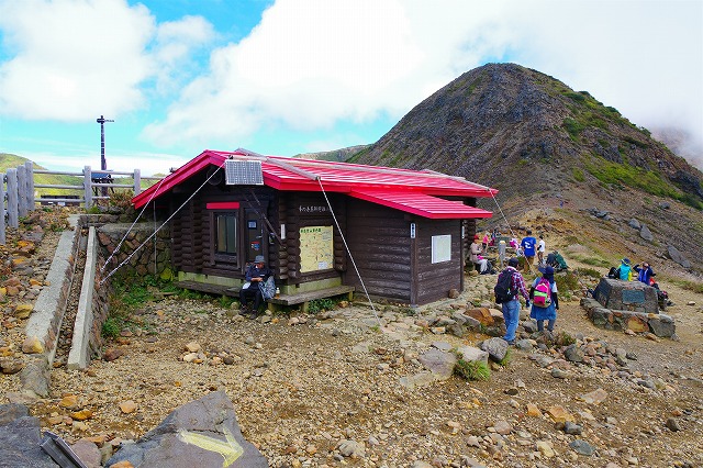 峰の茶屋跡避難小屋の外観