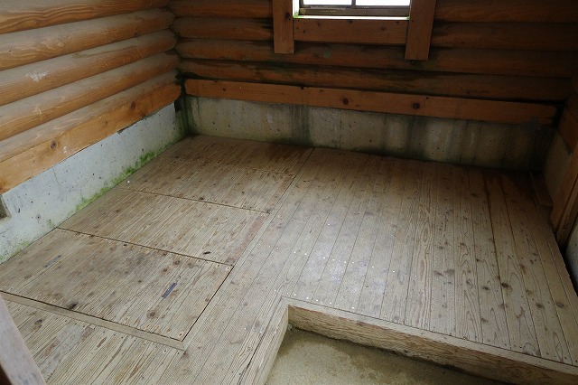 峰の茶屋跡避難小屋の板間