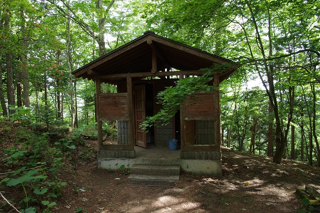 鷹ノ巣山避難小屋に隣接するトイレ