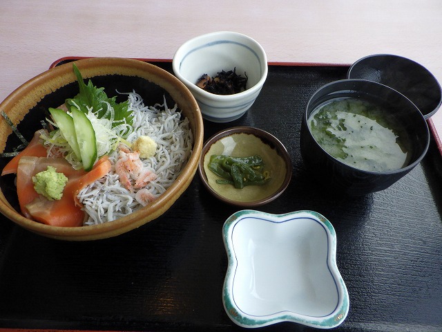 貝作の二色丼